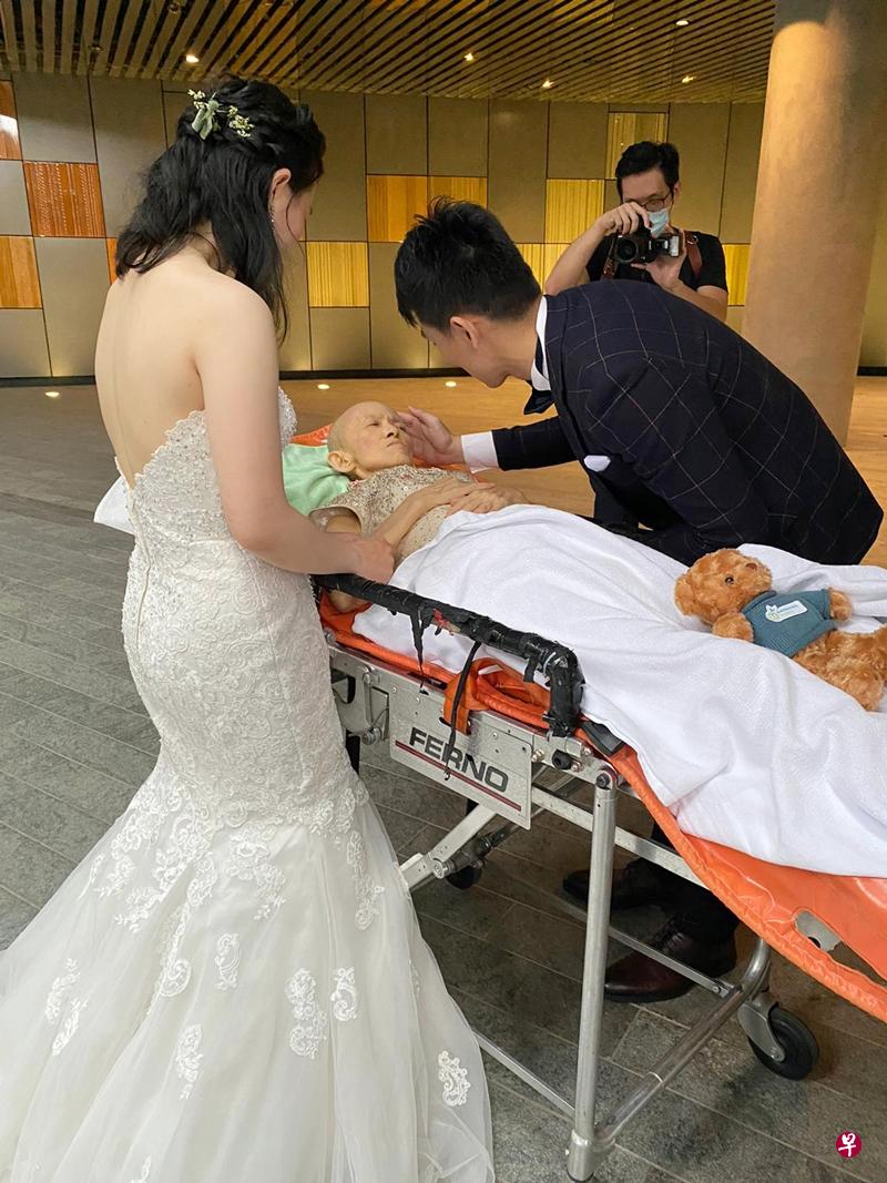 妇女在一名护士的陪同下全程躺在担架上参加婚礼注册仪式。(Ambulance Wish提供) 妇女在一名护士的陪同下全程躺在担架上参加婚礼注册仪式。(Ambulance Wish提供)