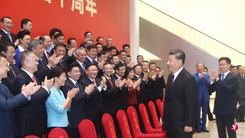 中国国家主席习近平(右二)昨天在深圳经济特区建立40周年庆祝大会上,会见出席的部分代表。(新华社) 中国国家主席习近平(右二)昨天在深圳经济特区建立40周年庆祝大会上,会见出席的部分代表。(新华社)