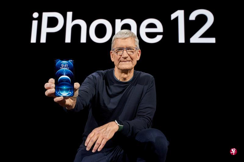 苹果执行长库克发布的iPhone 12系列手机,是苹果旗下首批支持5G通信网络的机款。(苹果提供) 苹果执行长库克发布的iPhone 12系列手机,是苹果旗下首批支持5G通信网络的机款。(苹果提供)