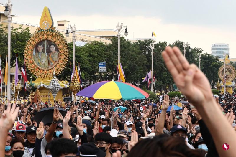 泰国示威者从曼谷民主纪念碑游行到政府大厦外,做出象征反极权与独裁的“三指礼”手势。(法新社) 泰国示威者从曼谷民主纪念碑游行到政府大厦外,做出象征反极权与独裁的“三指礼”手势。(法新社)