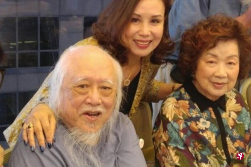 南红(右)与老公楚原(左)结婚50多年仍恩爱如昔。(互联网) 南红(右)与老公楚原(左)结婚50多年仍恩爱如昔。(互联网)