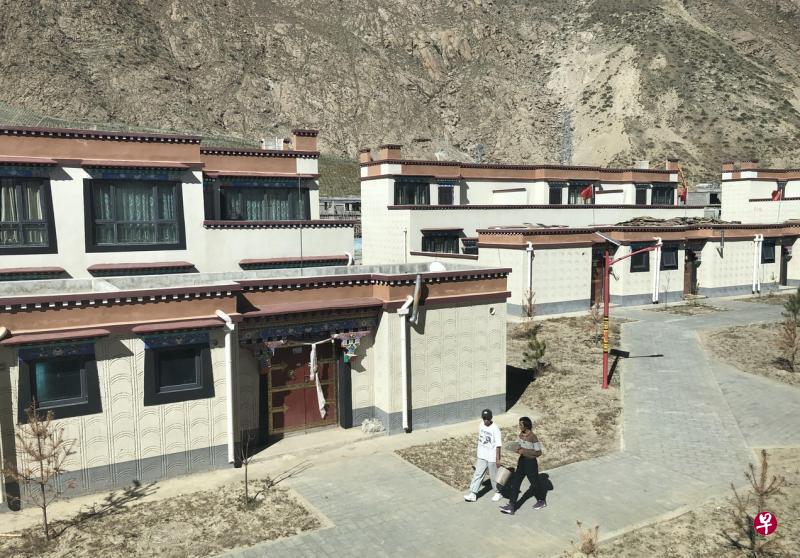 西藏通过易地扶贫搬迁了26万6000人,包括把生活在高海拔地区的民众搬到较低海拔地区。图为官方特地为易地扶贫人口建设的新农村房子。(杨丹旭摄) 西藏通过易地扶贫搬迁了26万6000人,包括把生活在高海拔地区的民众搬到较低海拔地区。图为官方特地为易地扶贫人口建设的新农村房子。(杨丹旭摄)