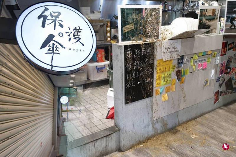 位于台湾台北的“保护伞”餐厅今天中午被人泼鸡粪,柜台、餐具有鸡粪。(自由时报) 位于台湾台北的“保护伞”餐厅今天中午被人泼鸡粪,柜台、餐具有鸡粪。(自由时报)