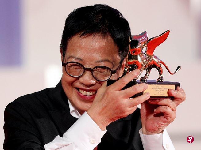 许鞍华亲吻她手上的威尼斯影展终身成就奖。(路透社) 许鞍华亲吻她手上的威尼斯影展终身成就奖。(路透社)