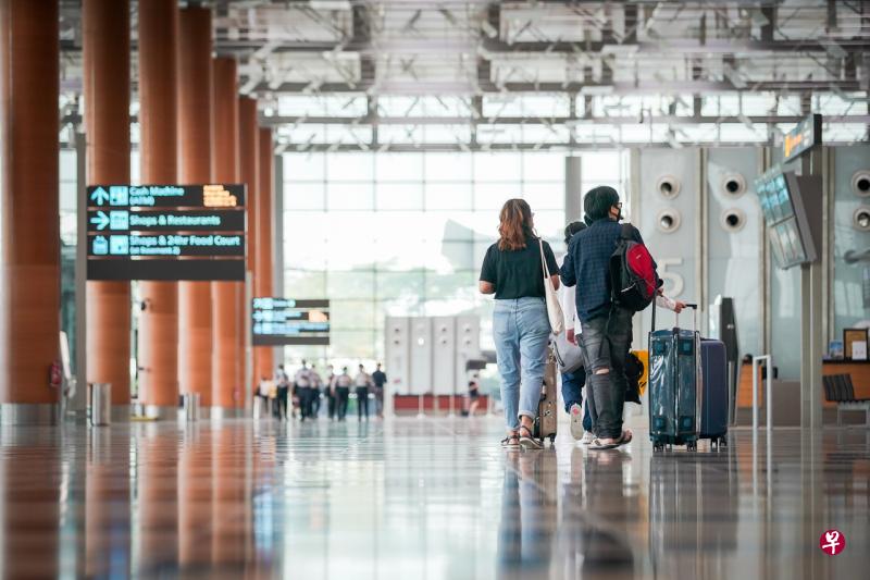 政府两天前刚宣布与香港建立航空泡泡，来新加坡或去香港的旅客只要冠病检测呈阴性，就不需要隔离。（档案照） 