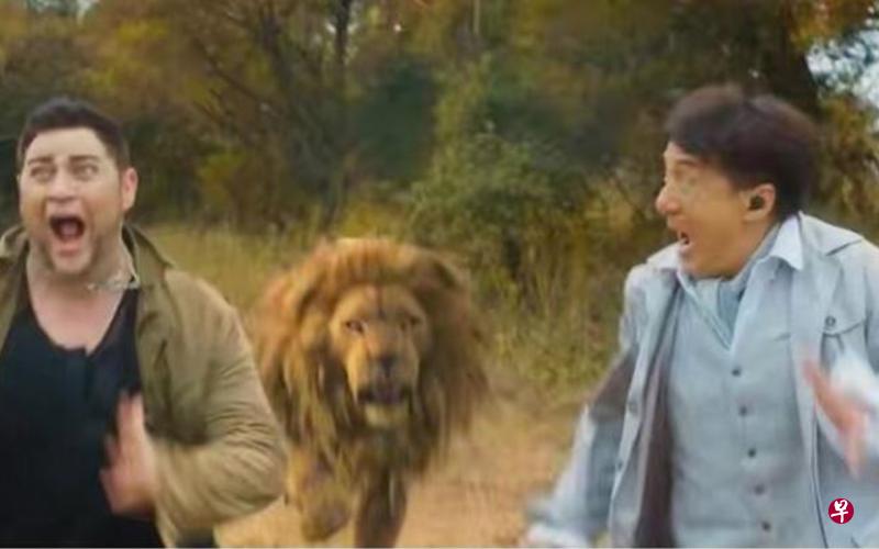 《急先锋》成龙(右)在非洲被狮子追。(互联网) 《急先锋》成龙(右)在非洲被狮子追。(互联网)