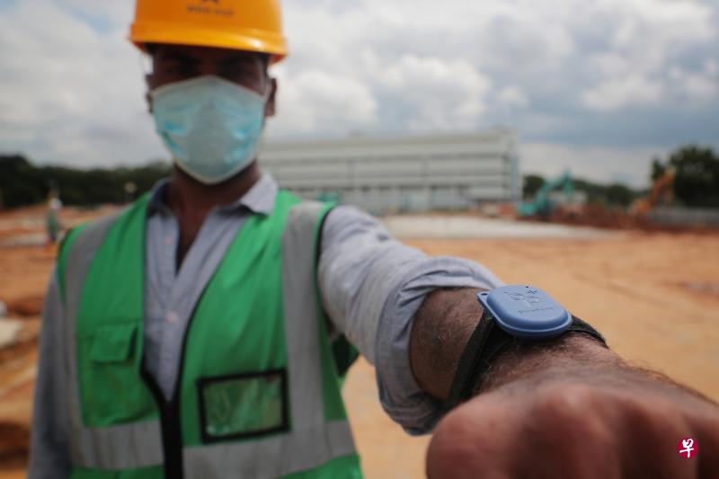 工人能把“蓝色通行证”的携手防疫器,当成手表佩戴。(档案照片) 工人能把“蓝色通行证”的携手防疫器,当成手表佩戴。(档案照片)