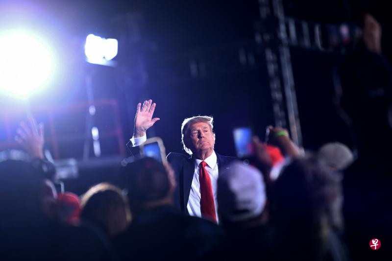 特朗普在佐治亚州的竞选集会上说,拜登是个“贪污政客”,其家族是“犯罪企业”。(法新社) 特朗普在佐治亚州的竞选集会上说,拜登是个“贪污政客”,其家族是“犯罪企业”。(法新社)
