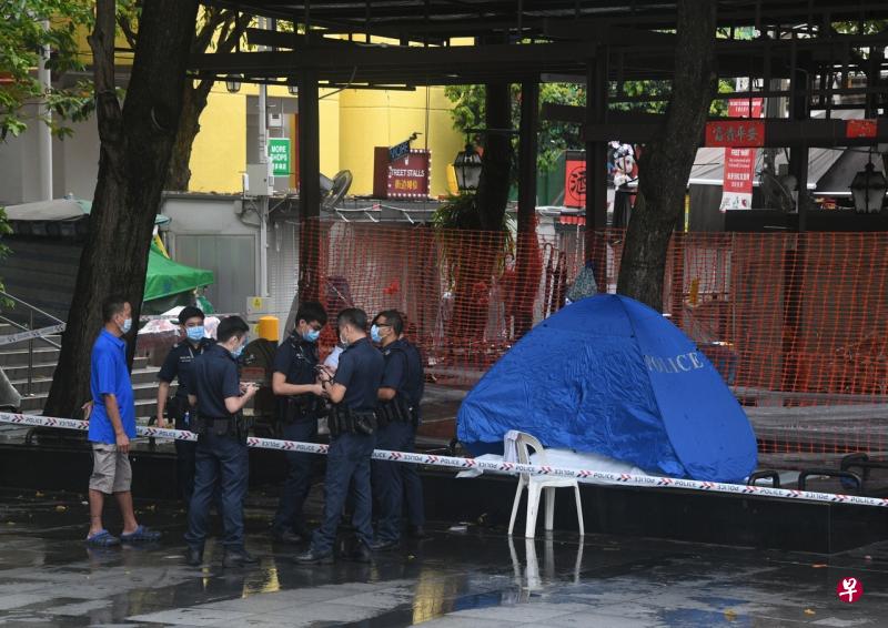 老人露宿在牛车水大厦外凉亭,今早被发现猝死在树下长椅。(蔡振鸿摄) 老人露宿在牛车水大厦外凉亭,今早被发现猝死在树下长椅。(蔡振鸿摄)