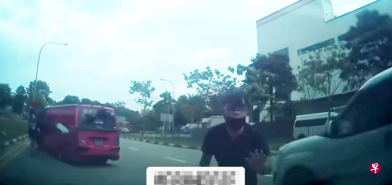 货车司机被指敲打送货员的挡风镜及引擎盖,导致盖上出现刮痕。(视频截图) 货车司机被指敲打送货员的挡风镜及引擎盖,导致盖上出现刮痕。(视频截图)