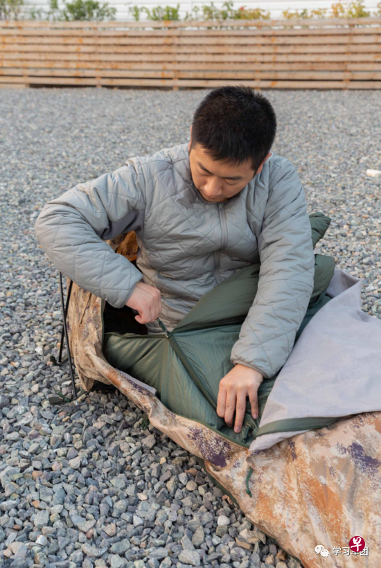 一名士兵正在展示新款防寒被装。(微信公号“学习军团”) 一名士兵正在展示新款防寒被装。(微信公号“学习军团”)