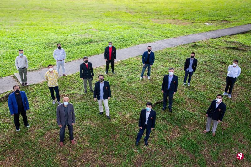 新加坡羽总经过常年大会后成立新的理事会,会长廖振兴(前排中)希望与他的成员进一步推广羽毛球运动。在他旁边的是哈密汉(前排左)和谢甦(前排右)。后排左起为杨坤玮、龙田川,、符敦真、郭俊龙、李俊伟和黄循杰。中排左起为林得兴,、曾伟、黄种安、阮耀昌和彭耀强。(新加坡羽毛球总会提供) 新加坡羽总经过常年大会后成立新的理事会,会长廖振兴(前排中)希望与他的成员进一步推广羽毛球运动。在他旁边的是哈密汉(前排左)和谢甦(前排右)。后排左起为杨坤玮、龙田川,、符敦真、郭俊龙、李俊伟和黄循杰。中排左起为林得兴,、曾伟、黄种安、阮耀昌和彭耀强。(新加坡羽毛球总会提供)