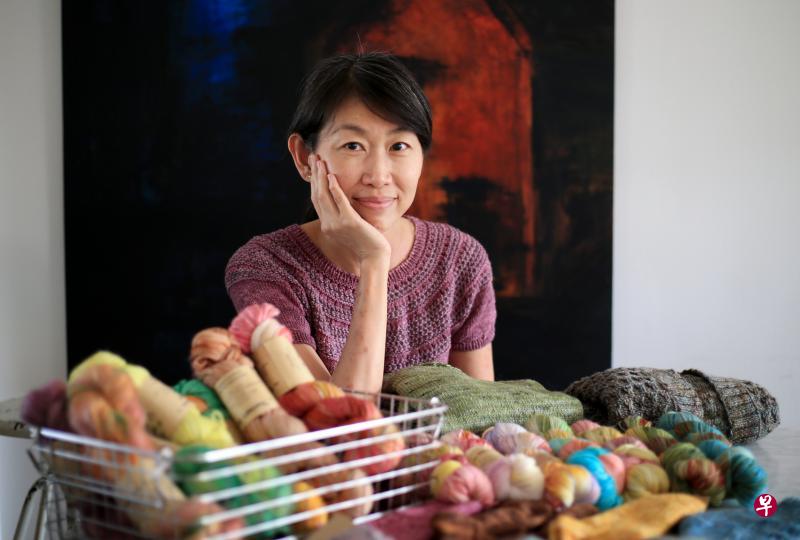 张淑慧从各地文化汲取染色灵感，她的手染纱线因此在海外打响名堂。