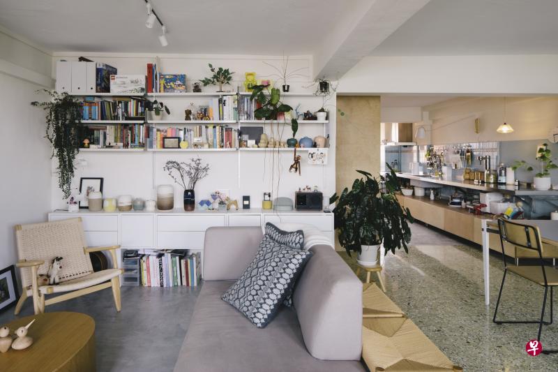 德国设计大师Dieter Rahms设计的Vitsoe壁橱架是男主人私藏的陶瓷器、书籍、小玩具等物品的展示台。 德国设计大师Dieter Rahms设计的Vitsoe壁橱架是男主人私藏的陶瓷器、书籍、小玩具等物品的展示台。