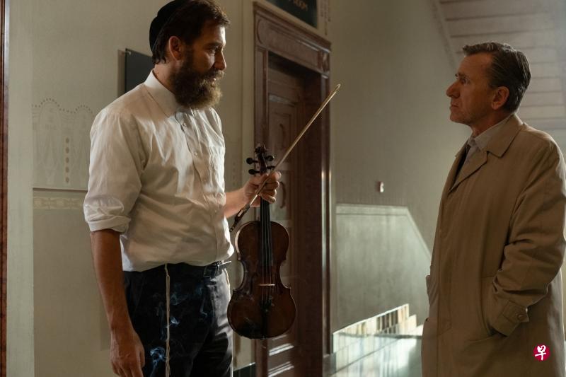 电影中,马丁(右,Tim Roth饰)由最初的妒忌,到后来变成大卫(Clive Owen饰)的死党。(剧照/邵氏) 电影中,马丁(右,Tim Roth饰)由最初的妒忌,到后来变成大卫(Clive Owen饰)的死党。(剧照/邵氏)