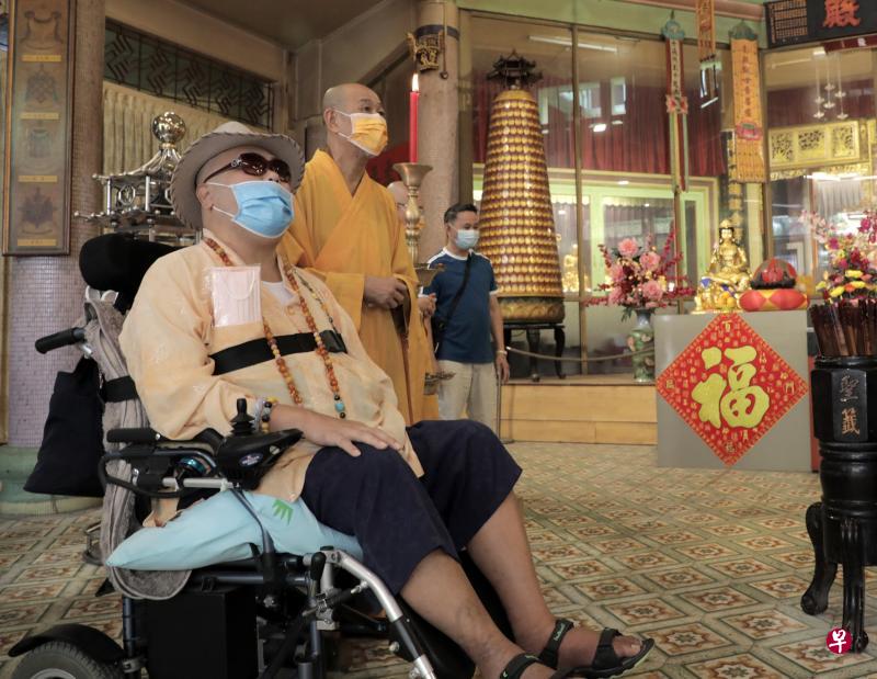 曾同时兼任普陀寺和龙山寺住持的传文法师(左,坐轮椅者)昨天将普陀寺交给师叔广荣法师(中)管理。(邝启聪摄) 曾同时兼任普陀寺和龙山寺住持的传文法师(左,坐轮椅者)昨天将普陀寺交给师叔广荣法师(中)管理。(邝启聪摄)