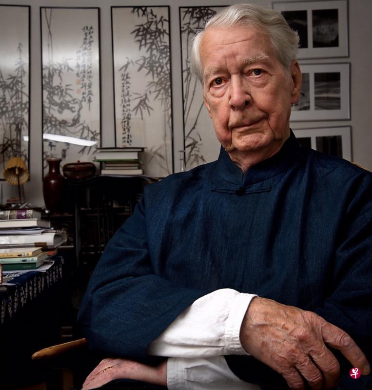 马悦然90岁摄于家中书房。(作者提供) 马悦然90岁摄于家中书房。(作者提供)