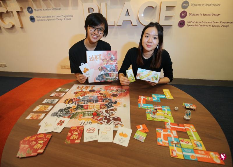 南洋理工学院学生陈嘉微(左)和林苓苓分别以节庆与本地文化的主题设计桌游,希望让学生通过有趣的游戏运用华文。(谢智扬摄) 南洋理工学院学生陈嘉微(左)和林苓苓分别以节庆与本地文化的主题设计桌游,希望让学生通过有趣的游戏运用华文。(谢智扬摄)