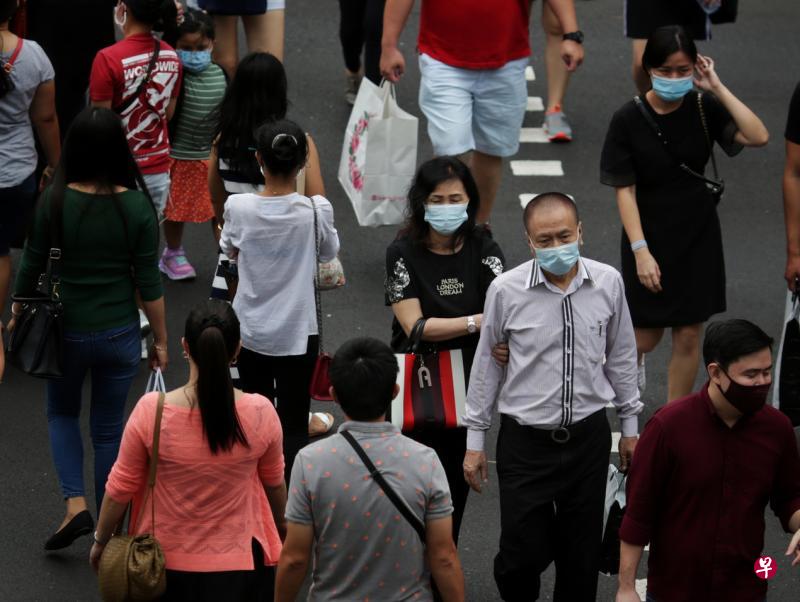 调查发现，大多数受访的本地员工表示将花更多时间在工作上，以确保自己能保住饭碗，显示他们对经济前景感到忧虑。（李健玮摄）