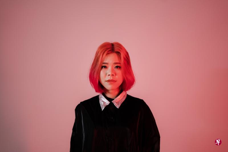 黄亭之创作新歌《假面目》,邀请本地创作人Nic Lee编曲。(Cross Ratio提供) 黄亭之创作新歌《假面目》,邀请本地创作人Nic Lee编曲。(Cross Ratio提供)