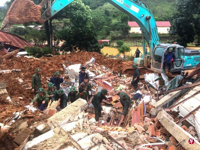 越南通讯社发出照片显示,参与救援的军人18日在广治省发生山体滑坡地点展开搜寻,希望能找到生还者。(法新社) 越南通讯社发出照片显示,参与救援的军人18日在广治省发生山体滑坡地点展开搜寻,希望能找到生还者。(法新社)