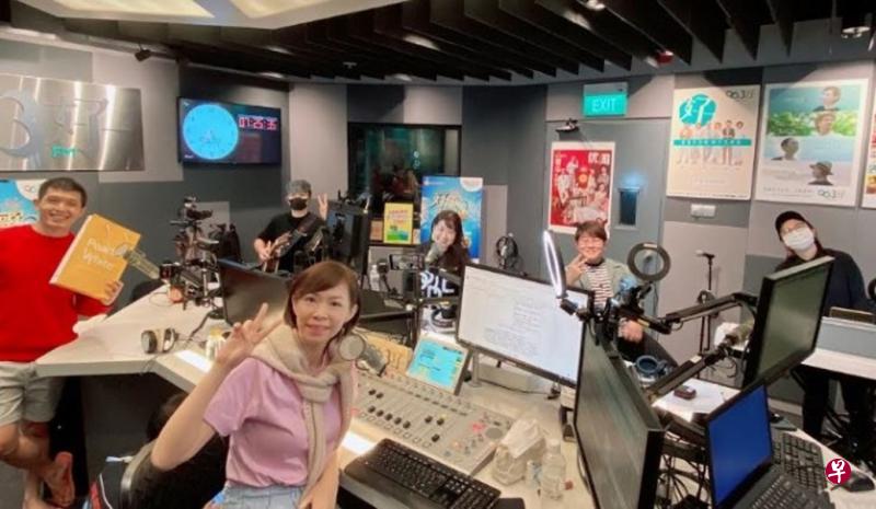 DJ国贤(左一)、丽仪(前排)与组合Tinbox Band以直播说唱方式揭晓“男女对唱”主题成绩。(96.3好FM提供) DJ国贤(左一)、丽仪(前排)与组合Tinbox Band以直播说唱方式揭晓“男女对唱”主题成绩。(96.3好FM提供)
