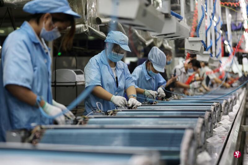 中国前天通过《出口管制法》限制敏感产品出口,以保护国家安全,违反新法的中国和外资企业最高可被罚款500万元(人民币,下同,101万新元)及吊销出口经营资格。图为武汉一家工厂的员工正在工作。(法新社) 中国前天通过《出口管制法》限制敏感产品出口,以保护国家安全,违反新法的中国和外资企业最高可被罚款500万元(人民币,下同,101万新元)及吊销出口经营资格。图为武汉一家工厂的员工正在工作。(法新社)