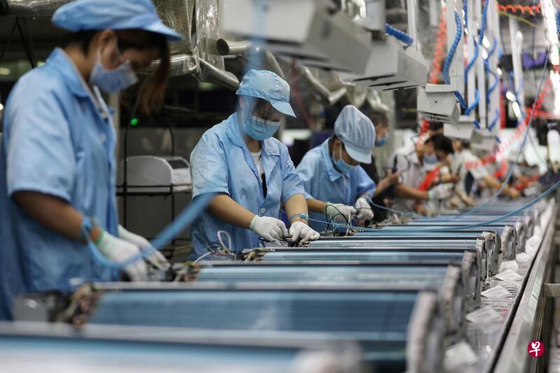 中国前天通过《出口管制法》限制敏感产品出口,以保护国家安全,违反新法的中国和外资企业最高可被罚款500万元(人民币,下同,101万新元)及吊销出口经营资格。图为武汉一家工厂的员工正在工作。(法新社) 中国前天通过《出口管制法》限制敏感产品出口,以保护国家安全,违反新法的中国和外资企业最高可被罚款500万元(人民币,下同,101万新元)及吊销出口经营资格。图为武汉一家工厂的员工正在工作。(法新社)