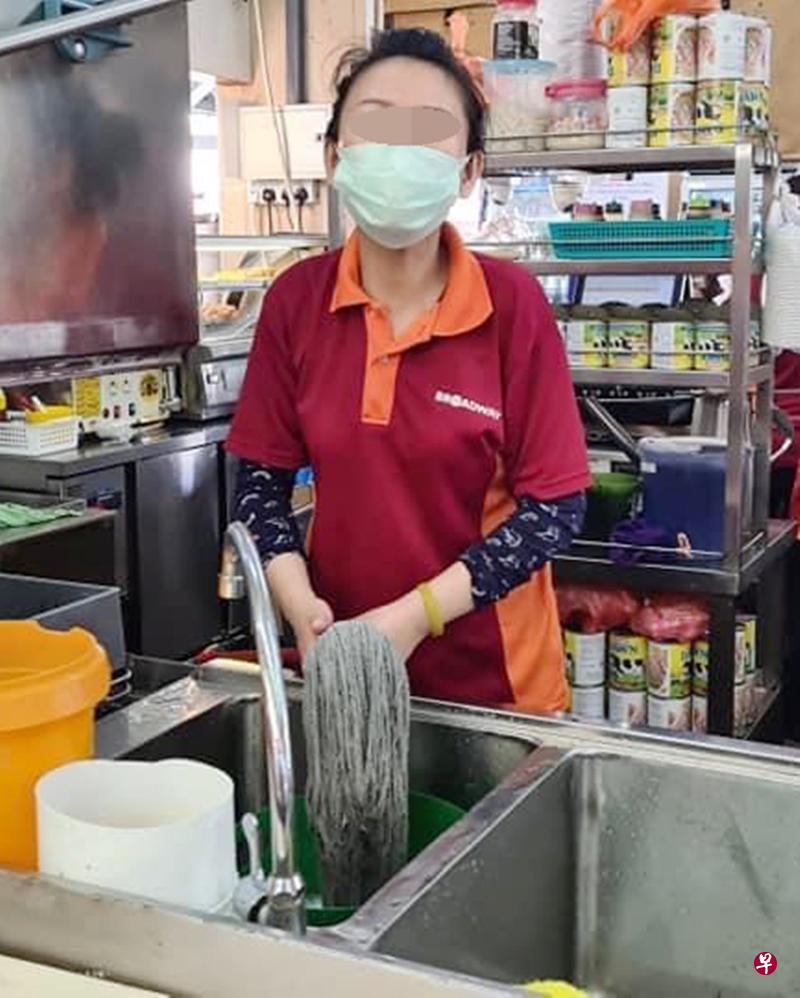 女员工被指在水槽洗拖把。(取自网络) 女员工被指在水槽洗拖把。(取自网络)