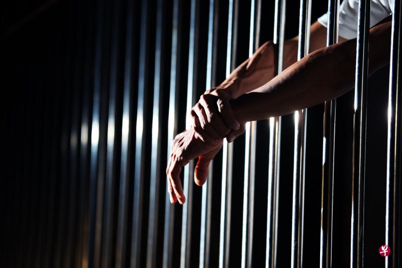 被告葛毕逃过死刑,被判坐牢15年及鞭刑10下。(iStock示意图) 被告葛毕逃过死刑,被判坐牢15年及鞭刑10下。(iStock示意图)