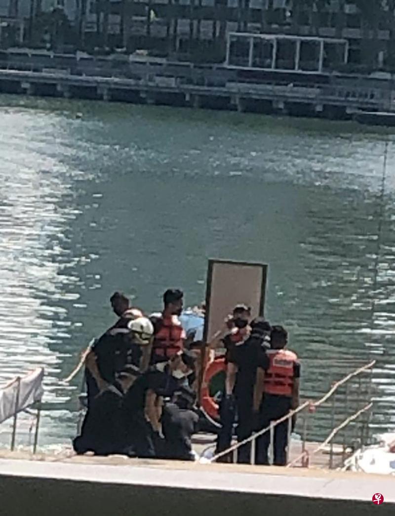 民防人员在滨海蓄水池旁部署人力,几名蛙人也下水找人。(受访者提供) 民防人员在滨海蓄水池旁部署人力,几名蛙人也下水找人。(受访者提供)