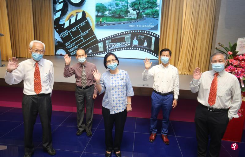 培青学校自1984年起的历任校长上周四也受邀到场参加电影首映礼，并合影留念。他们是俞书祥（81岁，左起）、林清山（79岁）、符美珠（60岁）、钟桂权（69岁）以及马成忠（59岁）。（邬福梁摄）