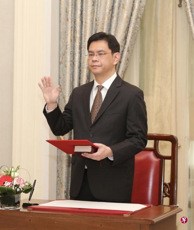 人力部委任新加坡金融管理局原副局长(企业发展)谢啇真为第二常任秘书。(邬福梁摄) 人力部委任新加坡金融管理局原副局长(企业发展)谢啇真为第二常任秘书。(邬福梁摄)