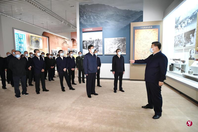 中共总书记习近平(右一)昨天率领七名政治局常委和中国国家副主席王岐山(左一)等高层参观“抗美援朝”展览。(新华社) 中共总书记习近平(右一)昨天率领七名政治局常委和中国国家副主席王岐山(左一)等高层参观“抗美援朝”展览。(新华社)