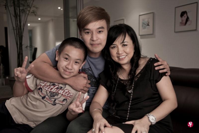 余澎杉(左)曾在《孩子不坏》演洪赐健的弟弟,颜黎明演两人的妈妈。(档案照) 余澎杉(左)曾在《孩子不坏》演洪赐健的弟弟,颜黎明演两人的妈妈。(档案照)