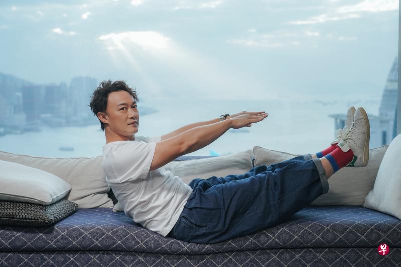 陈奕迅拍照总爱摆出逗趣的姿势。(环球唱片提供) 陈奕迅拍照总爱摆出逗趣的姿势。(环球唱片提供)