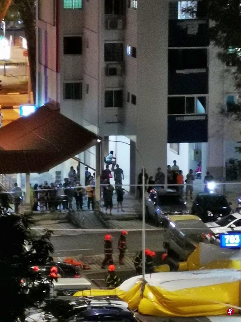 二三十名居民在楼下围观。(受访者提供) 二三十名居民在楼下围观。(受访者提供)