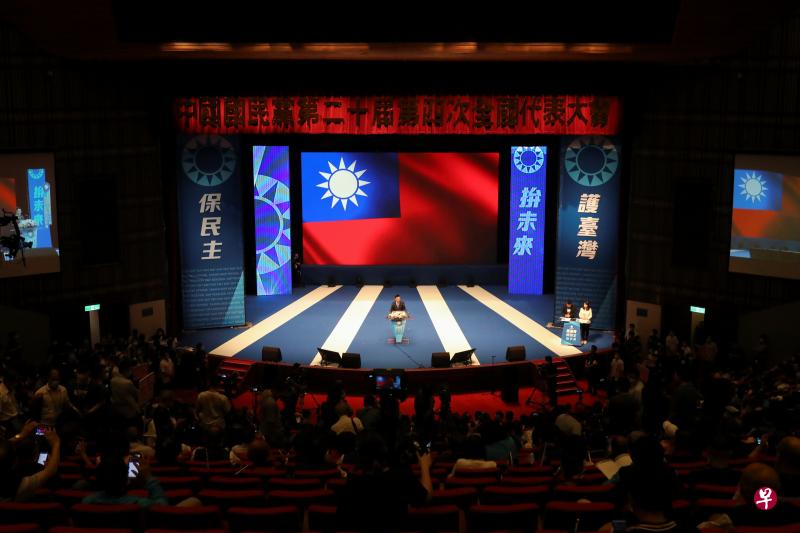 在9月6日举行的全代会中,国民党提出两岸政策报告,主张立基于中华民国宪法的“九二共识”,重新赋予其新内涵。(路透社) 在9月6日举行的全代会中,国民党提出两岸政策报告,主张立基于中华民国宪法的“九二共识”,重新赋予其新内涵。(路透社)