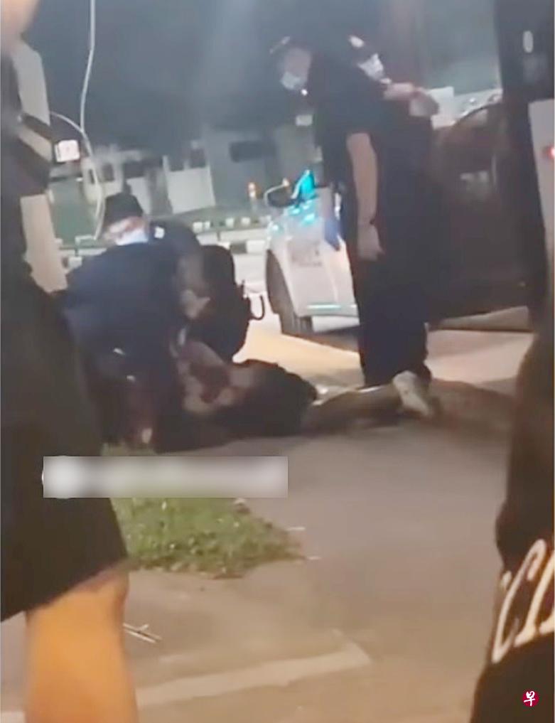 四名警员将男子制伏。(视频截图) 四名警员将男子制伏。(视频截图)