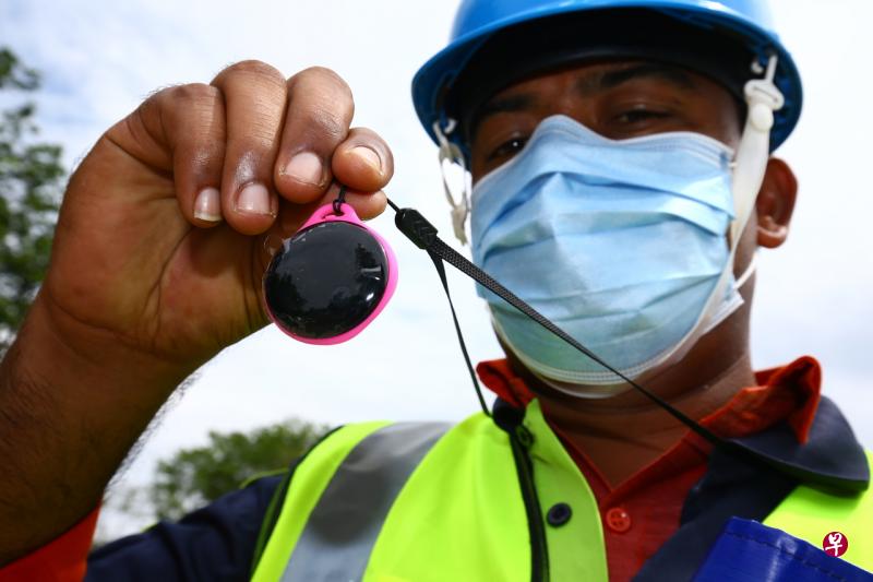 广益丰建筑公司利用科技落实安全管理措施,建筑工人在工地若太靠近彼此,随身携带的感应器会作响,提醒他们要保持一米的安全距离。(何家俊摄) 广益丰建筑公司利用科技落实安全管理措施,建筑工人在工地若太靠近彼此,随身携带的感应器会作响,提醒他们要保持一米的安全距离。(何家俊摄)