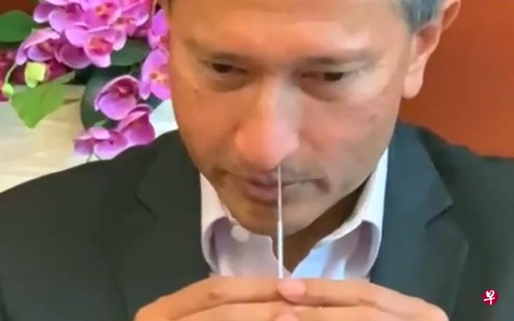 外交部长维文医生特别录制视频,亲身示范与讲解快速抗原检测(Antigen Rapid Tests,简称ART)怎么进行。(面簿视频截图) 外交部长维文医生特别录制视频,亲身示范与讲解快速抗原检测(Antigen Rapid Tests,简称ART)怎么进行。(面簿视频截图)