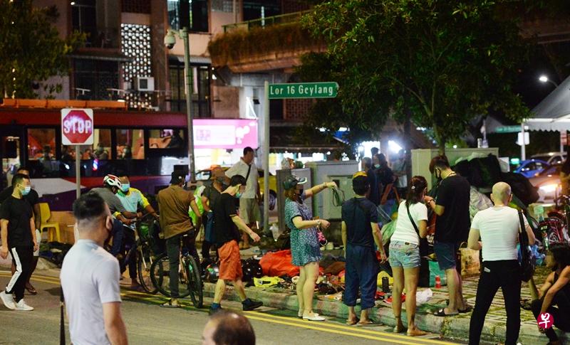 多名摊贩在芽笼16巷非法摆摊卖二手货。(新明意外组摄) 多名摊贩在芽笼16巷非法摆摊卖二手货。(新明意外组摄)