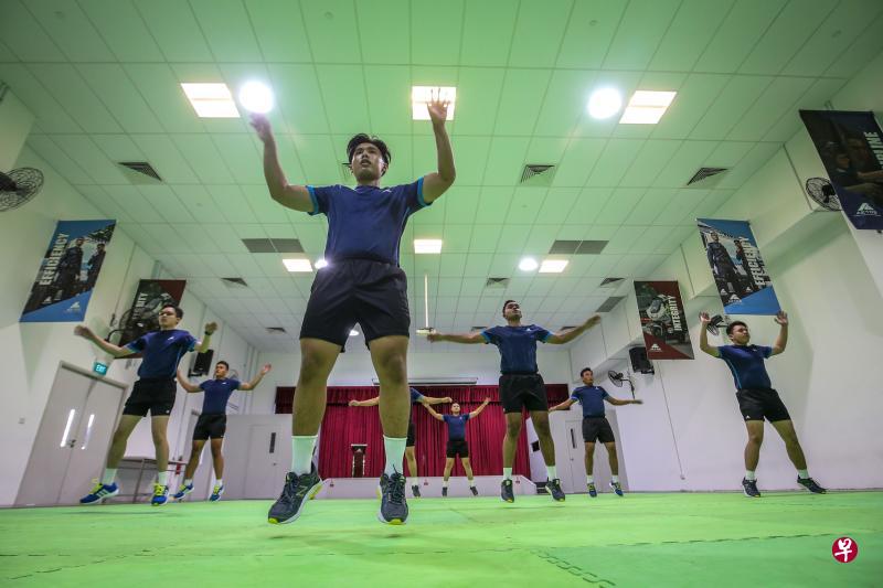 翔鹰旗下的见习辅警穿上新的训练服进行体能训练,这套环保材料制作的训练服能抗菌也更透气,既环保又舒适。(叶振忠摄) 翔鹰旗下的见习辅警穿上新的训练服进行体能训练,这套环保材料制作的训练服能抗菌也更透气,既环保又舒适。(叶振忠摄)