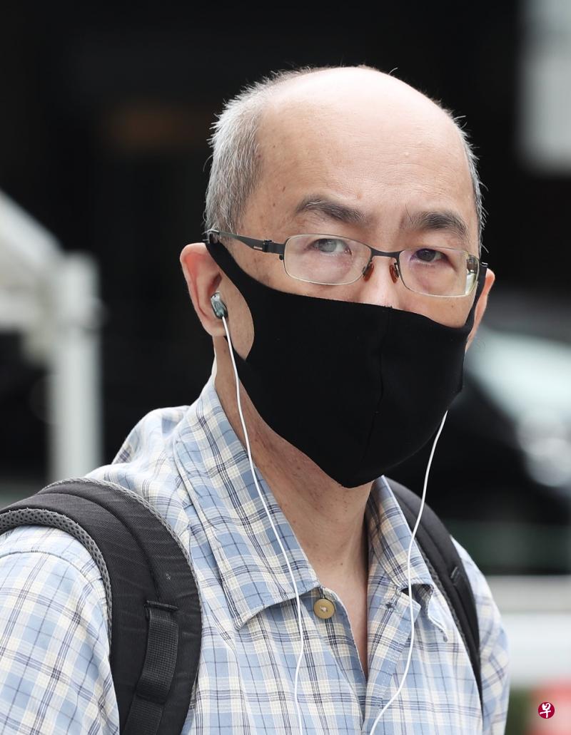 阿叔张忠良(译音)昨日承认用棍子捅楼上邻居的竹竿,案展下判。(海峡时报) 阿叔张忠良(译音)昨日承认用棍子捅楼上邻居的竹竿,案展下判。(海峡时报)