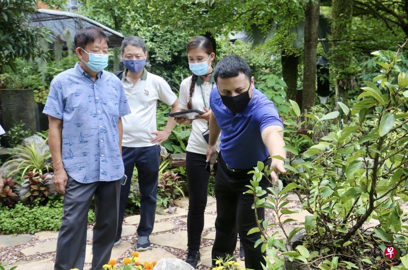 国家发展部长李智陞(右一)今早为迈入第四届的社区花园节掀开序幕时,宣布扩大引起公众热烈反响的“租用园地计划”。(邬福梁摄) 国家发展部长李智陞(右一)今早为迈入第四届的社区花园节掀开序幕时,宣布扩大引起公众热烈反响的“租用园地计划”。(邬福梁摄)