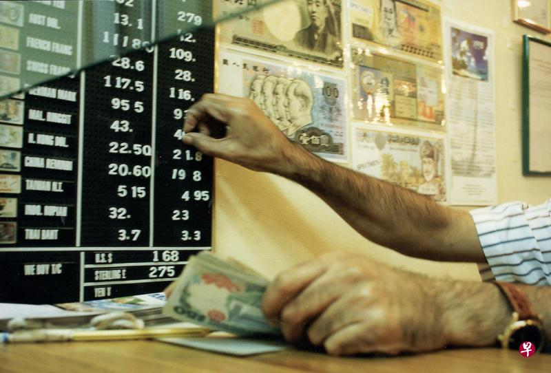 1997年至1998年亚洲金融危机时，东南亚国家被国际货币基金组织（IMF）认定，是它们经济不开放不自由和国家干预导致问题出现。但10年后欧美金融危机时，西方国家政府则认为是全球经济体系出问题，所以须要政府介入。（档案照片）
