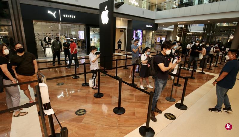 位于滨海湾金沙的第三家苹果专卖店,昨早8时开门迎接首批顾客,专卖店特设两个排队区,一个专给在网上预购手机的顾客(右),另一个则给没有预购但想当场购买手机的顾客(左),结果只有预购手机的排队区有15人提前在专卖店开门前到场。(邬福梁摄) 位于滨海湾金沙的第三家苹果专卖店,昨早8时开门迎接首批顾客,专卖店特设两个排队区,一个专给在网上预购手机的顾客(右),另一个则给没有预购但想当场购买手机的顾客(左),结果只有预购手机的排队区有15人提前在专卖店开门前到场。(邬福梁摄)