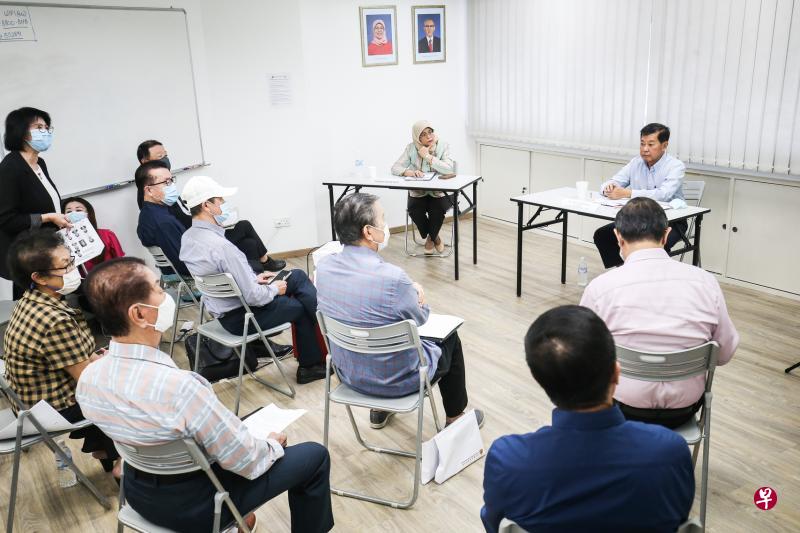 哈莉玛总统(坐左边桌)走访全国商联总会时,连同商联总会会长杨向明(坐右边桌)与会员们进行交流,进一步了解他们所面对的问题。(梁伟康摄) 哈莉玛总统(坐左边桌)走访全国商联总会时,连同商联总会会长杨向明(坐右边桌)与会员们进行交流,进一步了解他们所面对的问题。(梁伟康摄)