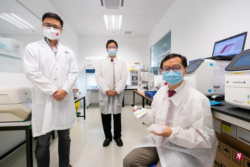 由MiRXES联合创始人及首席执行官周砺寒博士（左起）、新加坡国立大学医院肠胃与肝脏科顾问医生许建奕，和上肠胃外科主任兼高级顾问医生苏博欣教授领导的团队研发全新的胃癌血液检测方法，能准确诊断初期胃癌，让病患能尽早接受治疗，提高存活率。（国立大学医学组织提供）