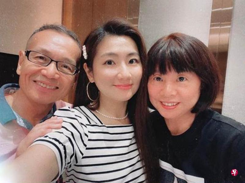 火伤事件10年过去,Selina(中)祝自己“重生日快乐”。图为她与父母。(面簿图) 火伤事件10年过去,Selina(中)祝自己“重生日快乐”。图为她与父母。(面簿图)